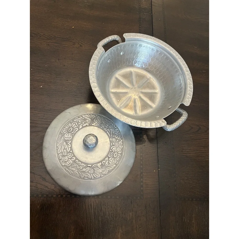 Vintage Everlast Hammered Aluminum Floral Lidded Casserole Dish — 11